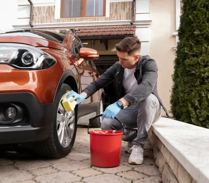 Lavage auto à domicile Ploërmel : professionnel intervenant sur un véhicule